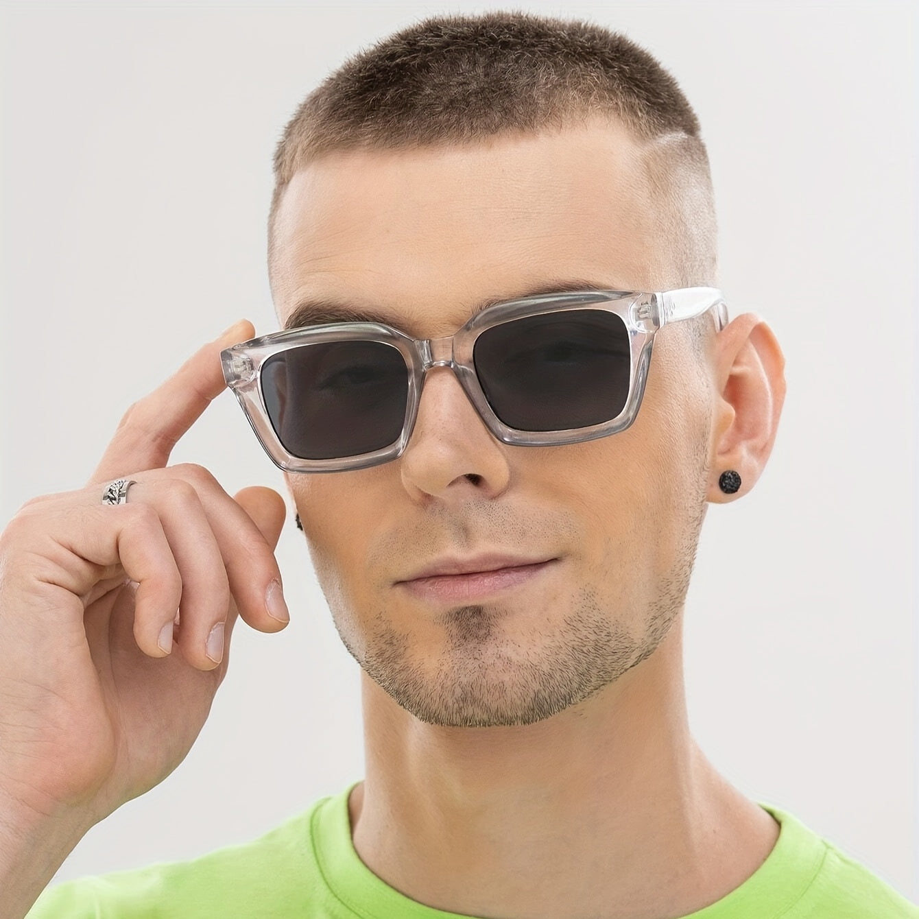 Sunglasses : Heren Zonnebril met Lichtgrijs Vierkant Montuur – Stijlvol & UV400 Bescherming voor Elke Dag in van Pantino
