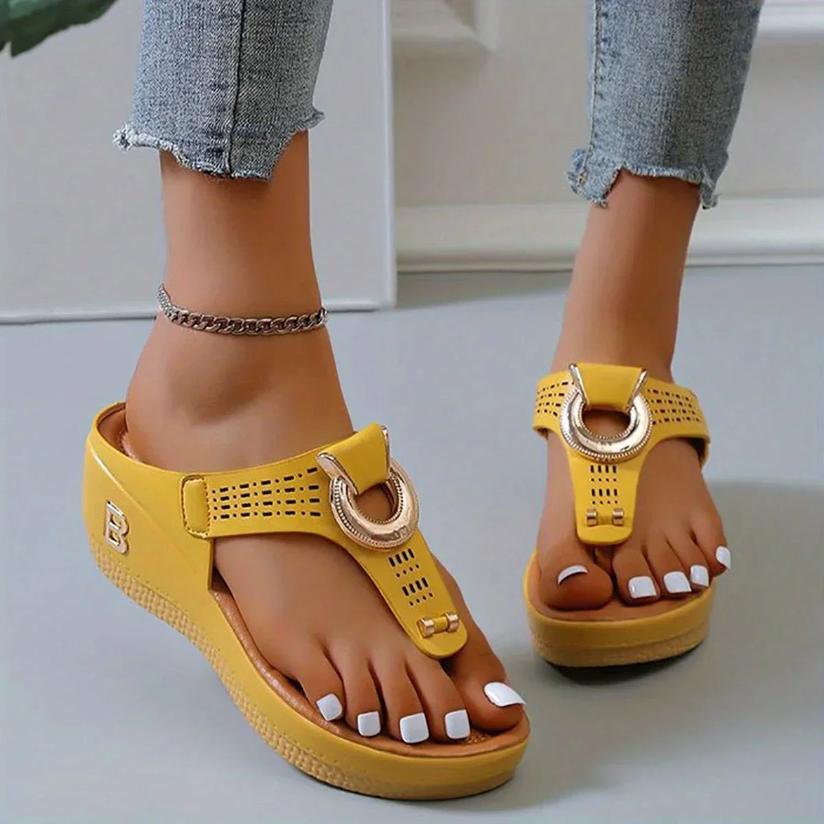 Sandals : Statement Sandalen Dames - Goudkleurig Design voor een Luxe en Modebewuste Uitstraling - Goud in Geel van Pantino