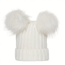 Beanie : Muts met Twee Bontballen Dames - Speels Warm Winter - Pluche in Wit van Pantino