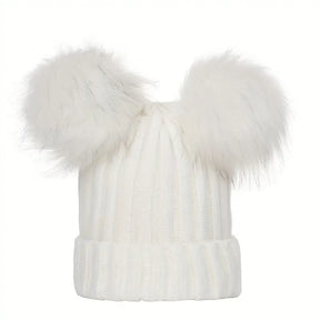Beanie : Muts met Twee Bontballen Dames - Speels Warm Winter - Pluche in Wit van Pantino