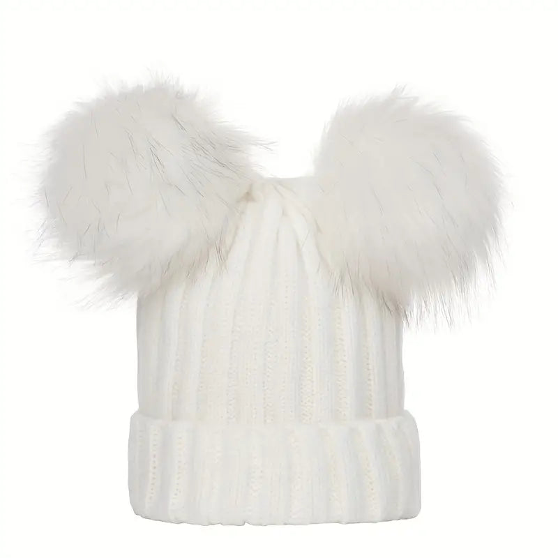 Beanie : Muts met Twee Bontballen Dames - Speels Warm Winter - Pluche in Wit van Pantino