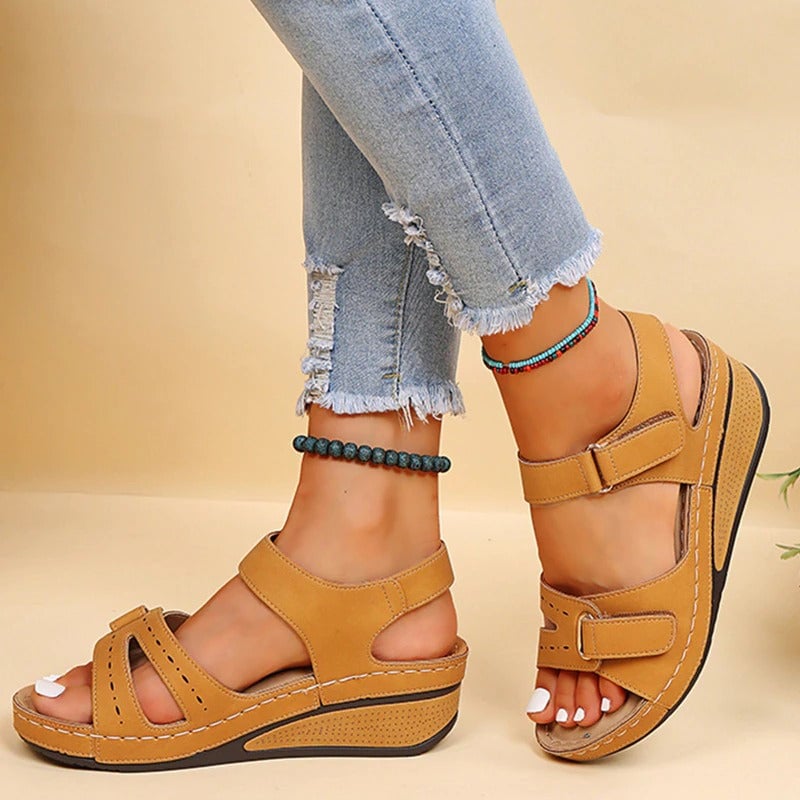 Sandals : Sandalen Dames Zwart - Comfortabele in Geel van Pantino