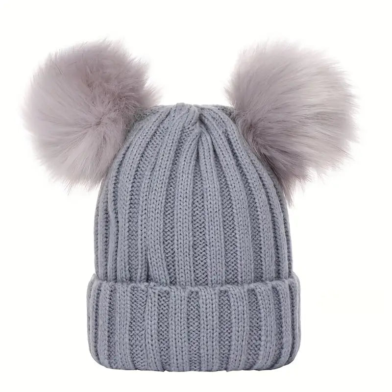 Beanie : Muts met Twee Bontballen Dames - Speels Warm Winter - Pluche in Grijs van Pantino