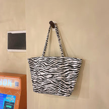 bags : Gestreepte Tas - Beach Chic - Zwart in Zwart van Pantino