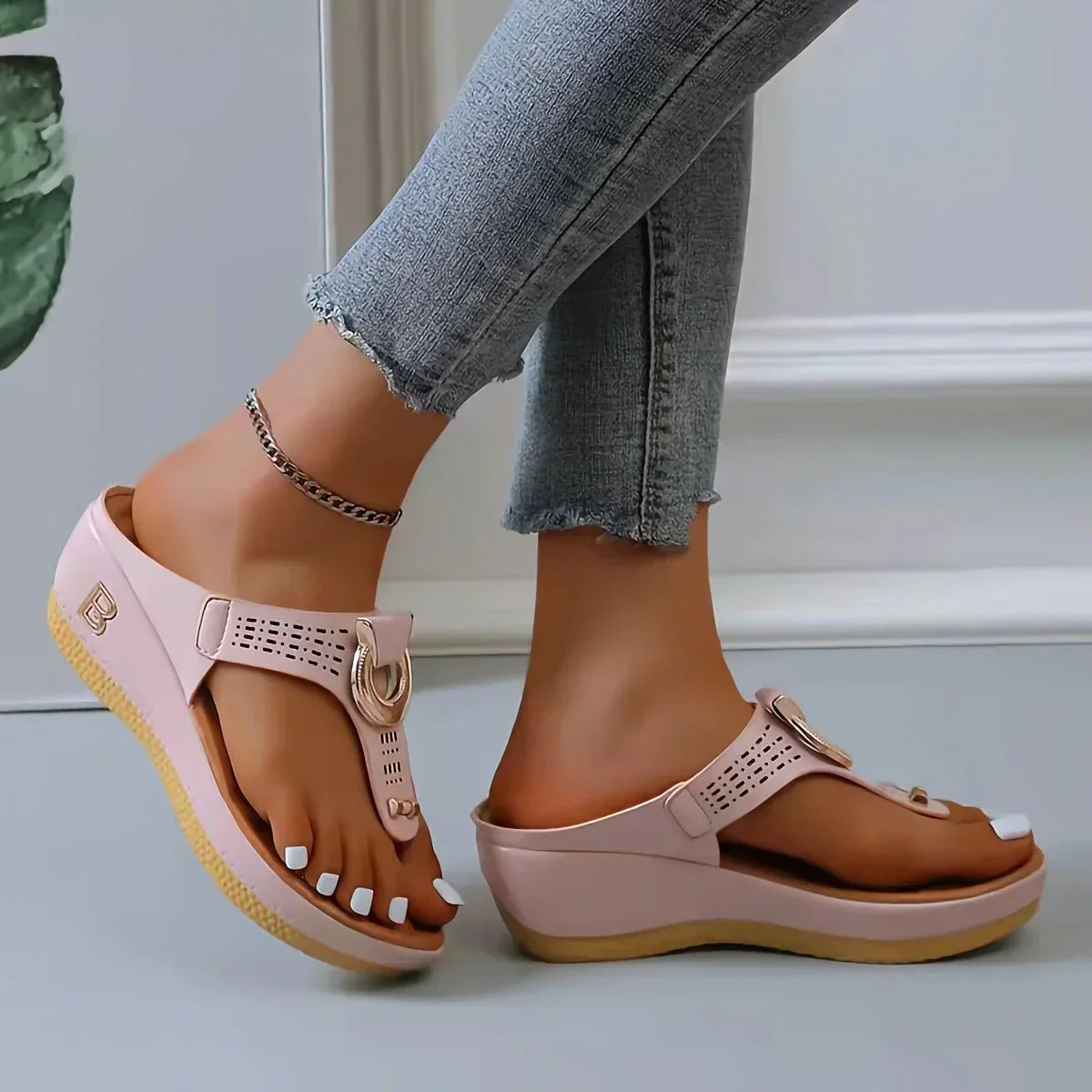 Sandals : Statement Sandalen Dames - Goudkleurig Design voor een Luxe en Modebewuste Uitstraling - Goud in Roze van Pantino