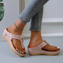 Sandals : Statement Sandalen Dames - Goudkleurig Design voor een Luxe en Modebewuste Uitstraling - Goud in Roze van Pantino