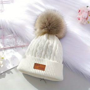 Pompom Beanie : Pompom Muts Dames Zwart - Gebreide Warme Winter - Acryl in Wit van Pantino