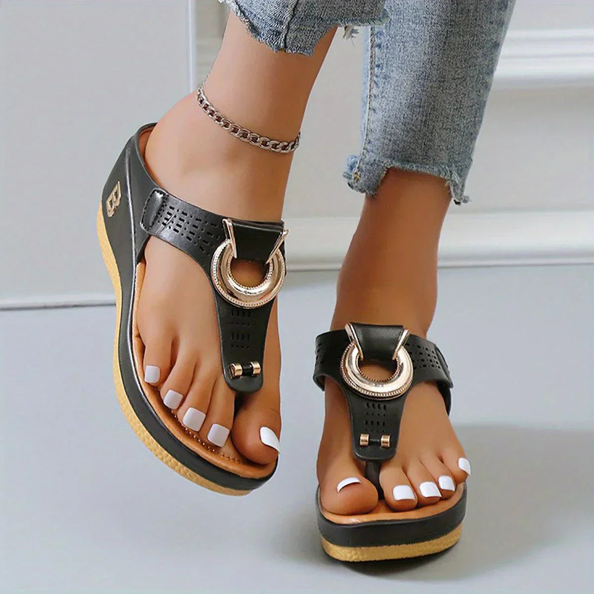 Sandals : Statement Sandalen Dames - Goudkleurig Design voor een Luxe en Modebewuste Uitstraling - Goud in Zwart van Pantino
