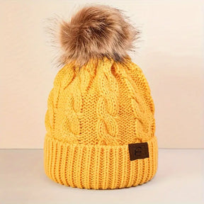 Beanie : Casual Pompom Muts Wit - Stijlvol Warm Winter - Acryl in Geel van Pantino