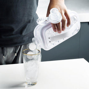 outdoor equipment : IJsblokjesmaker fles 2-in-1: Grote herbruikbare siliconen vorm voor water & drankjes in van Pantino