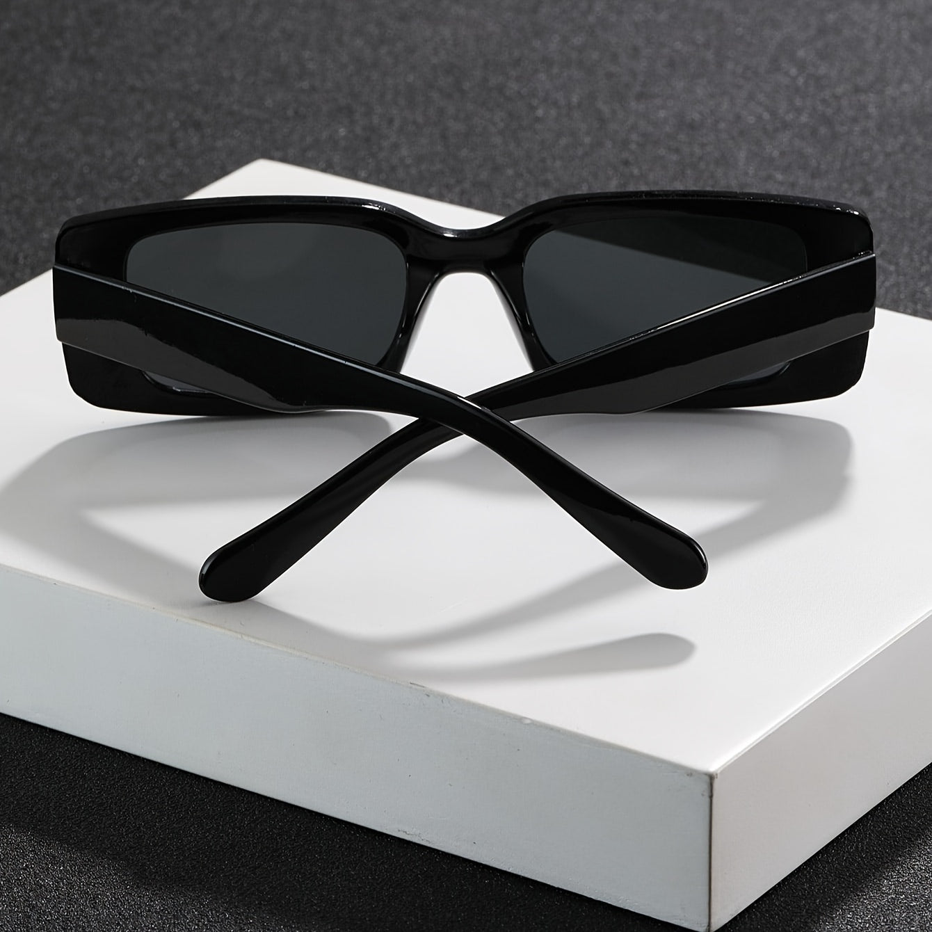 Sunglasses : Zonnebril Dames Zwart - Coole, Veelzijdige met Vierkant Frame in van Pantino