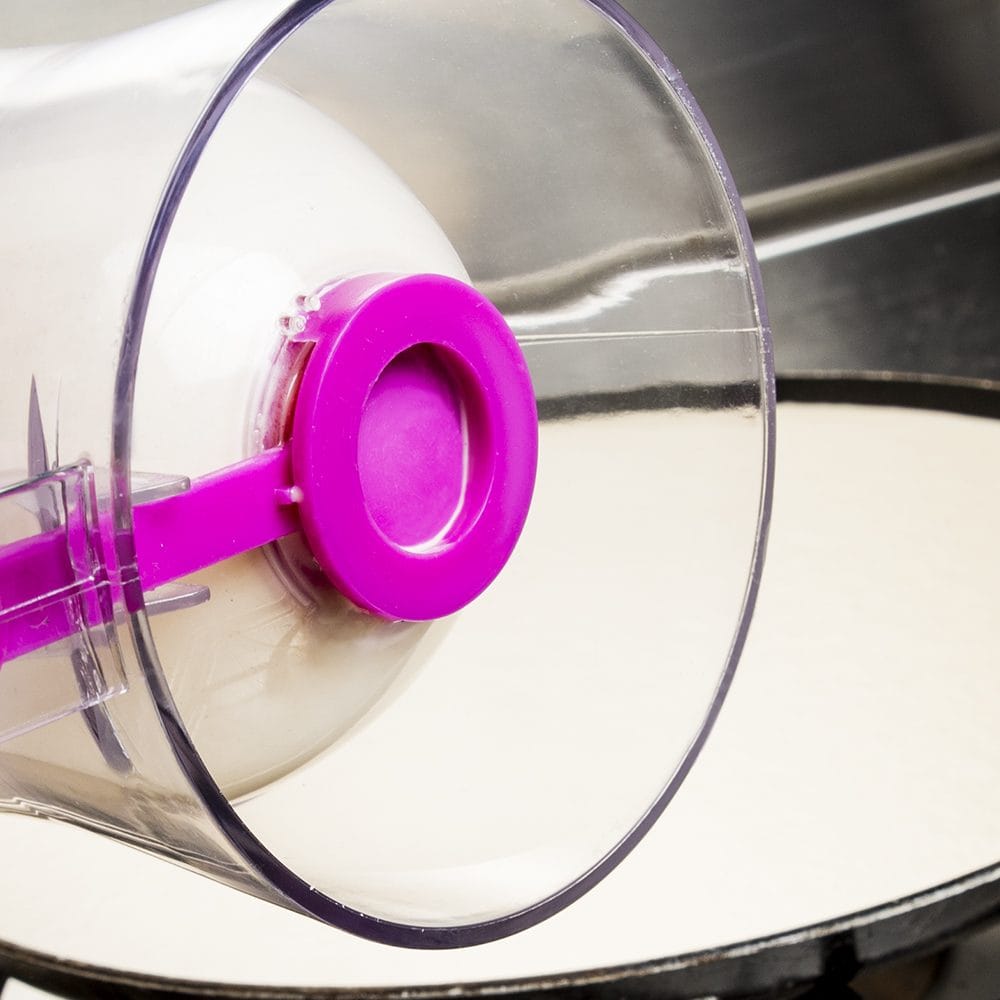 home & garden : Handige Beslag Dispenser - Pannenkoeken & Cupcakes in een Handomdraai - Paars in van Pantino