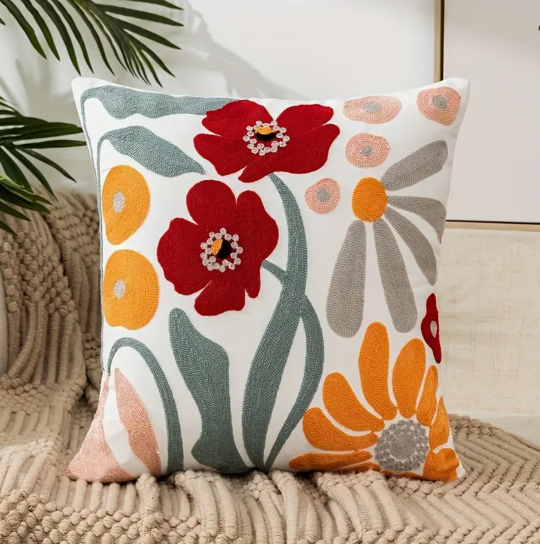 home & garden : Zacht Kussen met Gebloemde Kussenhoes in Bloem 1 van Pantino