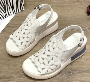 Sandals : City Fashion Sandalen Dames - Stijlvolle Sandalen voor een Modieuze Stadslook - Zwart in Wit van Pantino