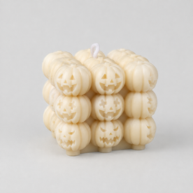 Gifts – Seasonal – Halloween : Halloween Pompoen Kubuskaars van Sojawas – 6,5 cm in Beige van Pantinoshop