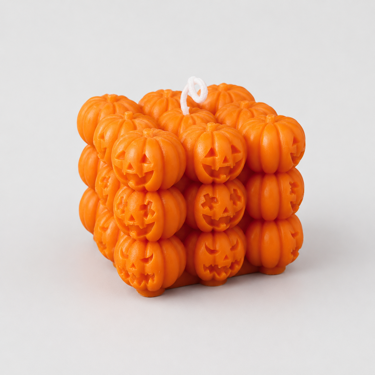Gifts – Seasonal – Halloween : Halloween Pompoen Kubuskaars van Sojawas – 6,5 cm in Oranje van Pantinoshop