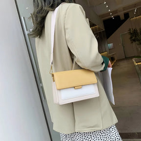 bags : Dames Crossbody-Tas van Geel Leer met Zachte Textuur en Klep Sluiting in van Pantino