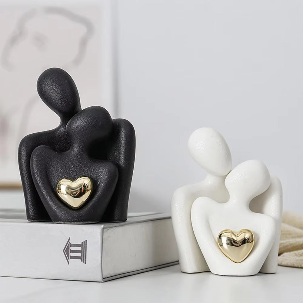 Knuffelend Koppel Beeldje – Modern Sculptuur met Hartdetail