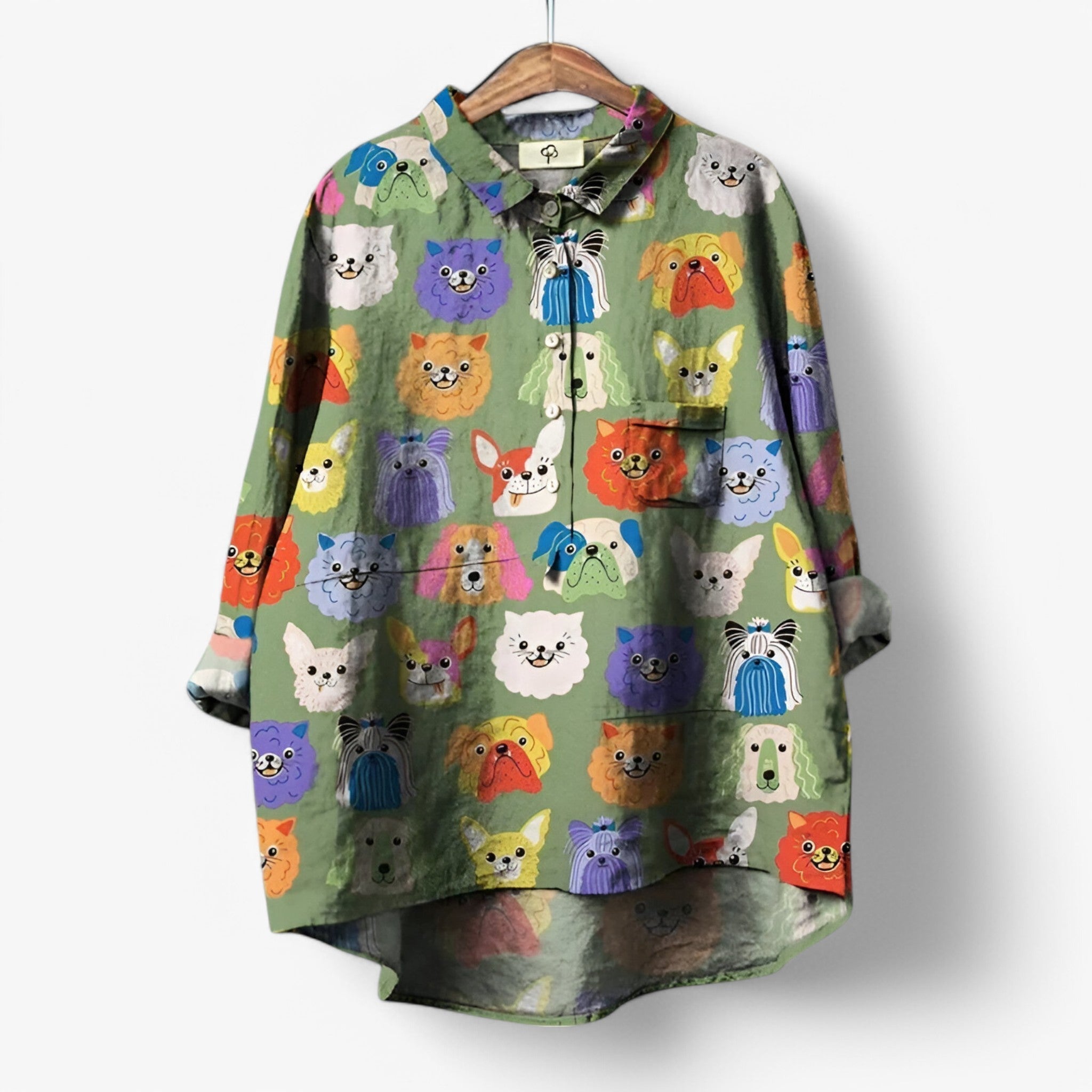 Blouse : Dames Hemd met Grafische Print en Comfortabele Pasvorm in Hond Speelverrukt van Pantino