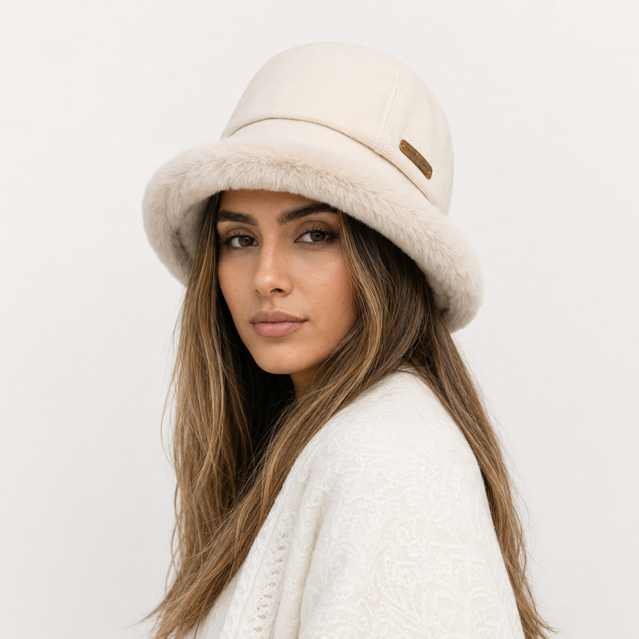 Hat : Dames Winter Buckethoed – Warme Teddy Hoed met Brede Rand in Wit van Pantino