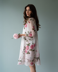 Elegante abito da donna in chiffon rosso con dettagli a petalo, ideale per cerimonie