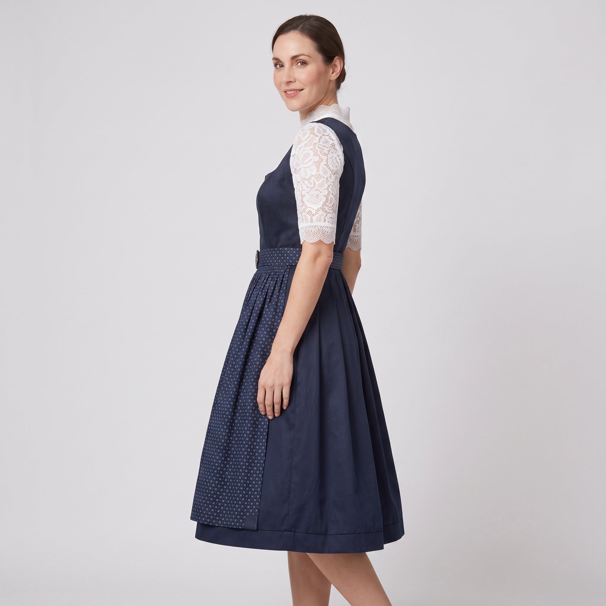 Gifts – Seasonal – Oktoberfest : Dirndl jurk dames - Beiers, elegant kant, marineblauw in van Steiner-boutique