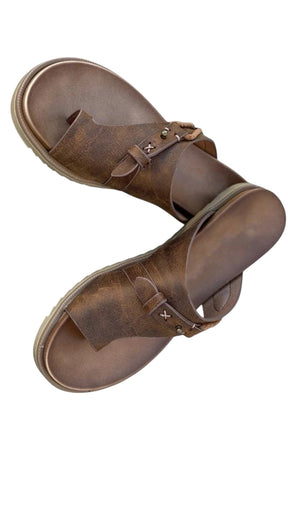 Sandali artigianali in pelle con cinturini incrociati e anello per dito da donna
