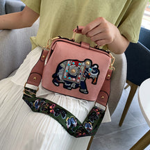 bags : Mandala Geborduurde Tas - Blauw in Roze van Pantino