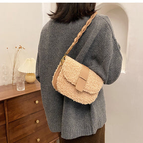 bags : Schoudertas Dames Khaki - Pluche Bont Buitenkant - Luxe Klepsluiting in van Pantino