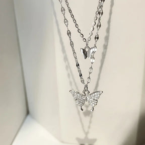 Layered Necklace : Gelaagde Ketting Zilver - Vlinderhanger Kristallen Elegant - Zilver in van Pantino