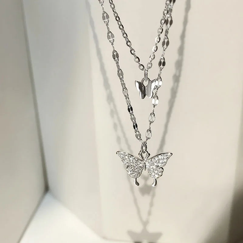 Layered Necklace : Gelaagde Ketting Zilver - Vlinderhanger Kristallen Elegant - Zilver in van Pantino