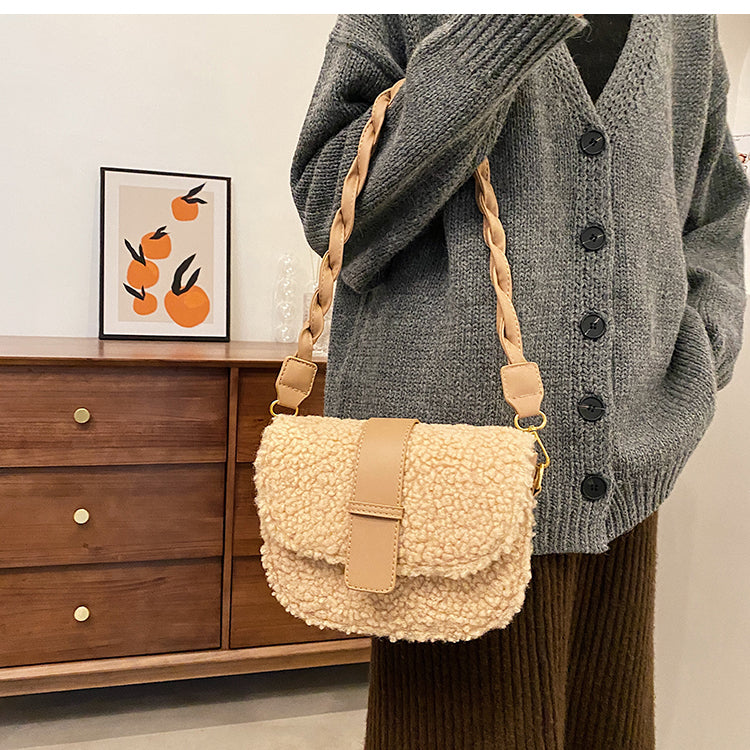bags : Schoudertas Dames Khaki - Pluche Bont Buitenkant - Luxe Klepsluiting in van Pantino