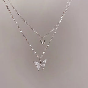 Layered Necklace : Gelaagde Ketting Zilver - Vlinderhanger Kristallen Elegant - Zilver in van Pantino