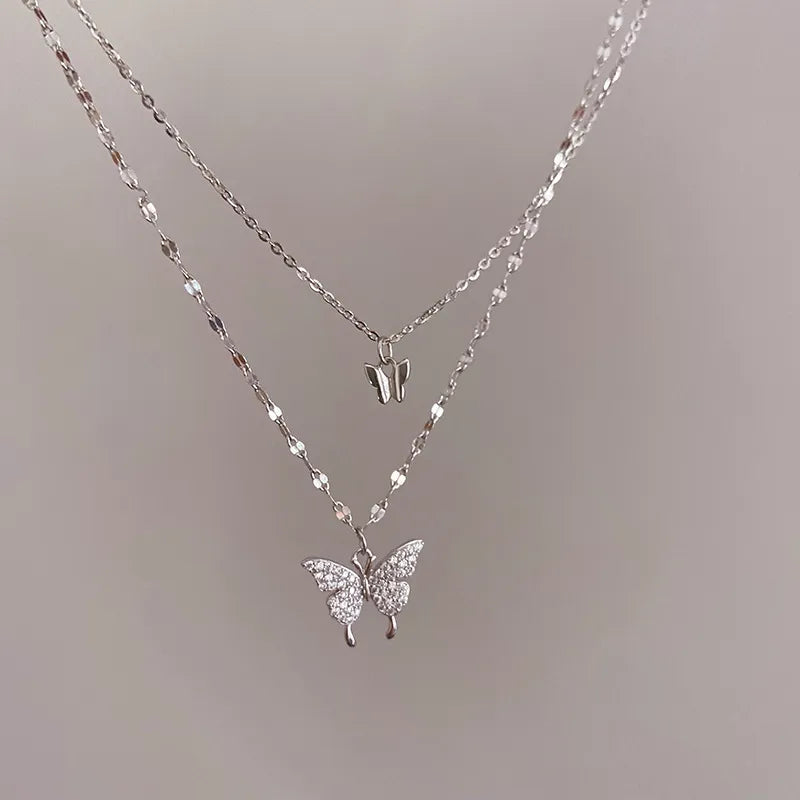 Layered Necklace : Gelaagde Ketting Zilver - Vlinderhanger Kristallen Elegant - Zilver in van Pantino