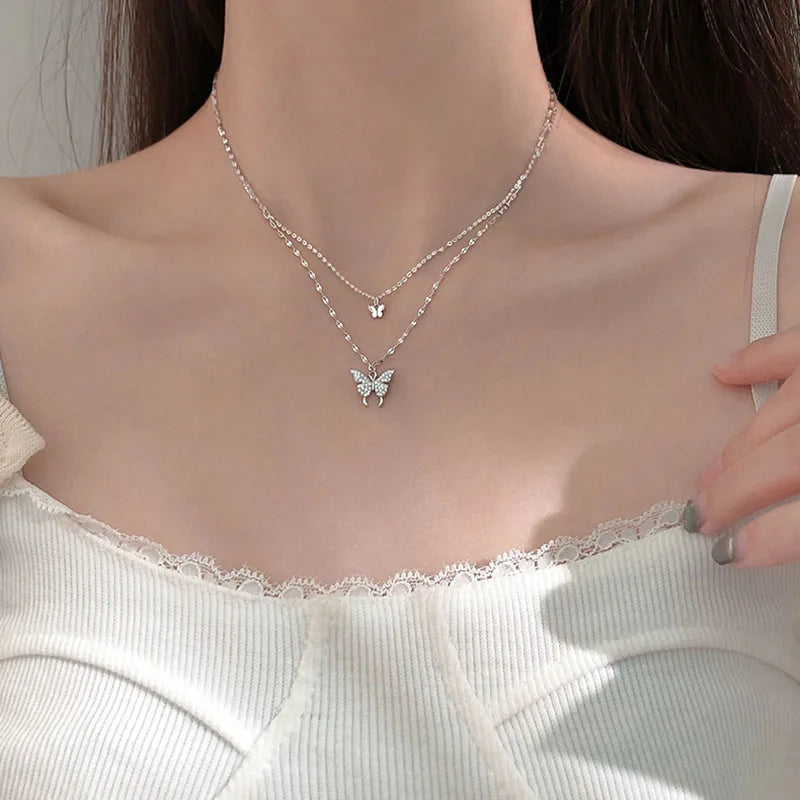 Layered Necklace : Gelaagde Ketting Zilver - Vlinderhanger Kristallen Elegant - Zilver in Zilver van Pantino
