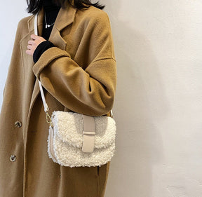 bags : Schoudertas Dames Khaki - Pluche Bont Buitenkant - Luxe Klepsluiting in van Pantino