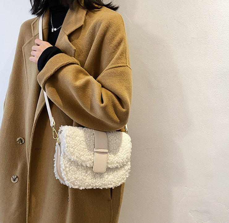 bags : Schoudertas Dames Khaki - Pluche Bont Buitenkant - Luxe Klepsluiting in van Pantino