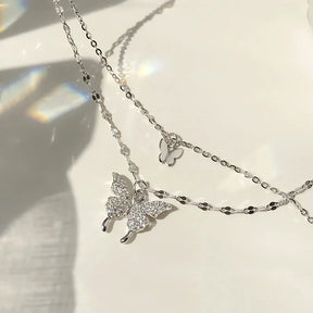 Layered Necklace : Gelaagde Ketting Zilver - Vlinderhanger Kristallen Elegant - Zilver in van Pantino