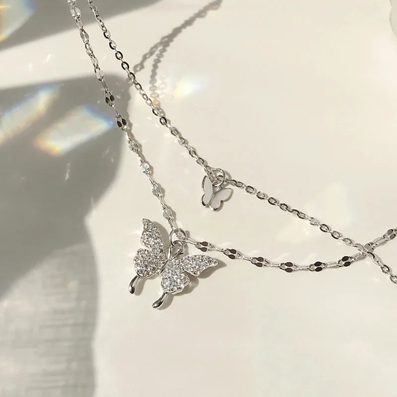 Layered Necklace : Gelaagde Ketting Zilver - Vlinderhanger Kristallen Elegant - Zilver in van Pantino