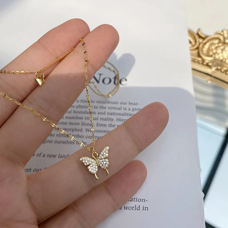Layered Necklace : Gelaagde Ketting Zilver - Vlinderhanger Kristallen Elegant - Zilver in Goud van Pantino