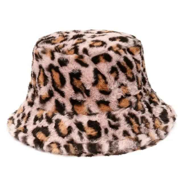 Hoeden : Bucket Hat van Imitatiebont met Luipaardprint in Winterse Koeienprint - Khaki Luipaard in Roze Luipaard van Pantino