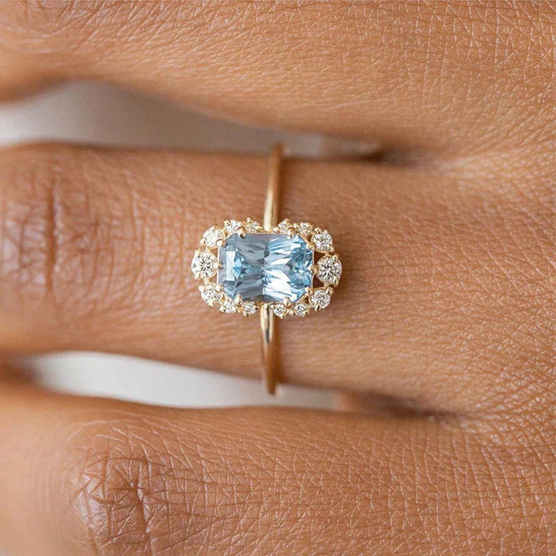 Ring : Saffierring Dames Blauw - Kussengeslepen Omringd Diamanten - Zilver in Blauw van Pantino