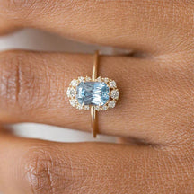 Ring : Saffierring Dames Blauw - Kussengeslepen Omringd Diamanten - Zilver in Blauw van Pantino
