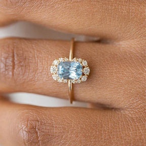 Ring : Saffierring Dames Blauw - Kussengeslepen Omringd Diamanten - Zilver in Blauw van Pantino