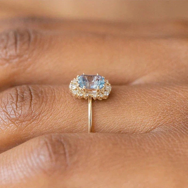 Ring : Saffierring Dames Blauw - Kussengeslepen Omringd Diamanten - Zilver in van Pantino