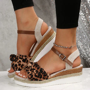 Sandals : Dames Sandalen - Orthopedisch Ontwerp voor Ultiem Comfort en Verfijnde Stijl - Roze in Luipaard van Pantino