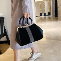 bags : Vintage Fluwelen Handtas Dames - Magneetsluiting Elegant - Fluweel in Zwart van Pantino