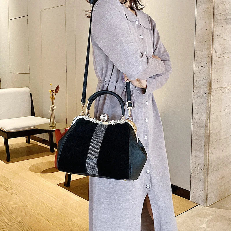 bags : Vintage Fluwelen Handtas Dames - Magneetsluiting Elegant - Fluweel in van Pantino
