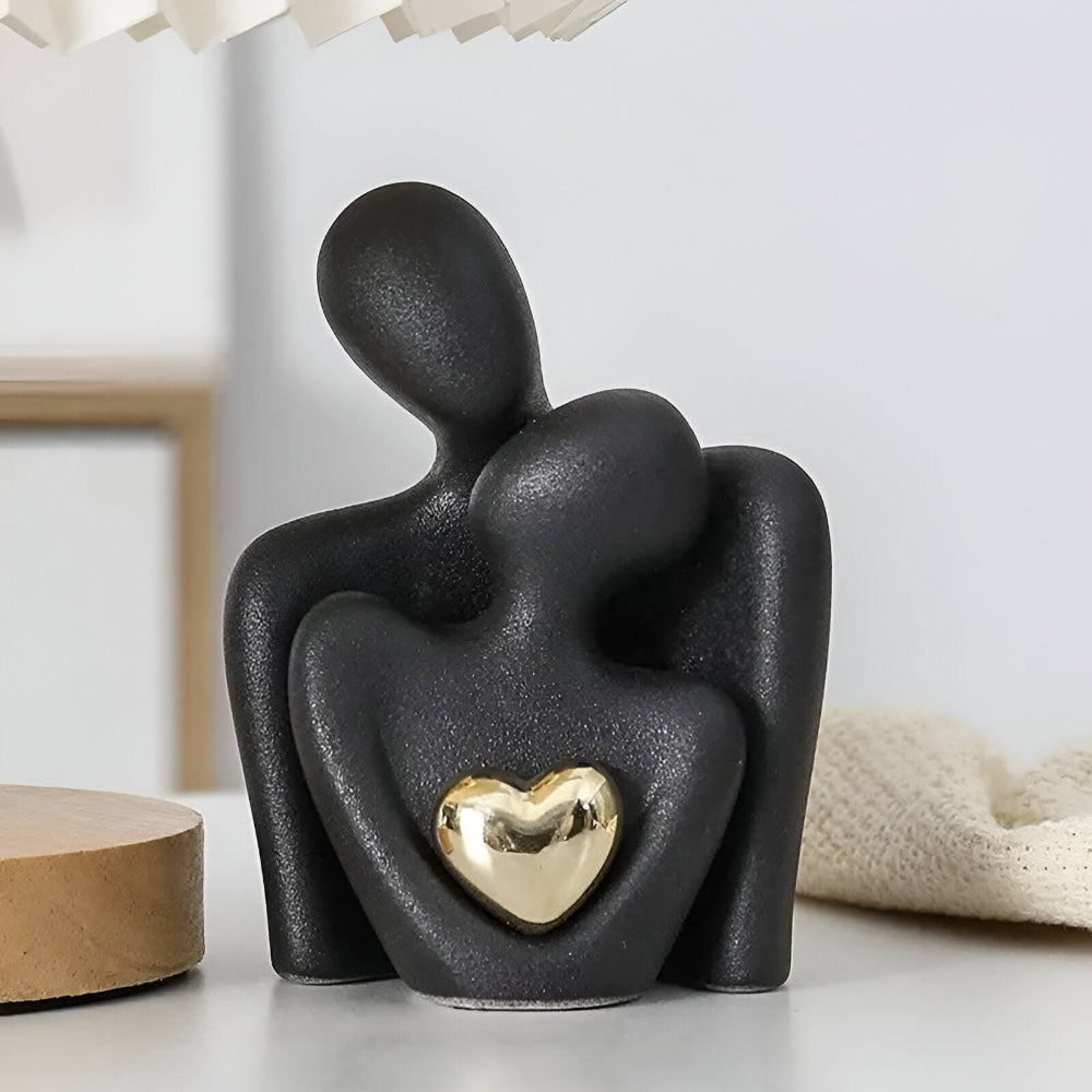 Knuffelend Koppel Beeldje – Modern Sculptuur met Hartdetail