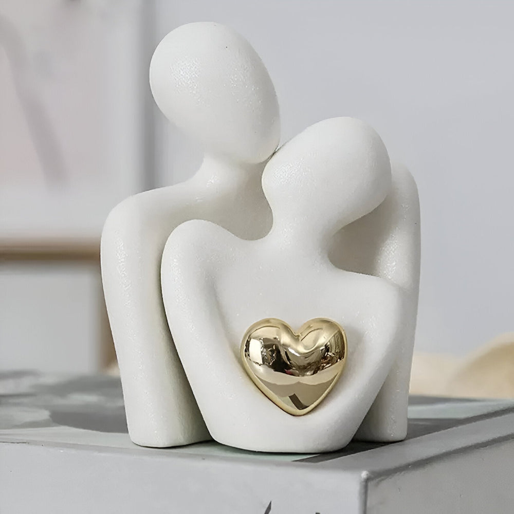 Knuffelend Koppel Beeldje – Modern Sculptuur met Hartdetail